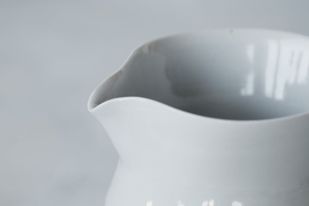 白磁片口(茶海)　(灰釉)