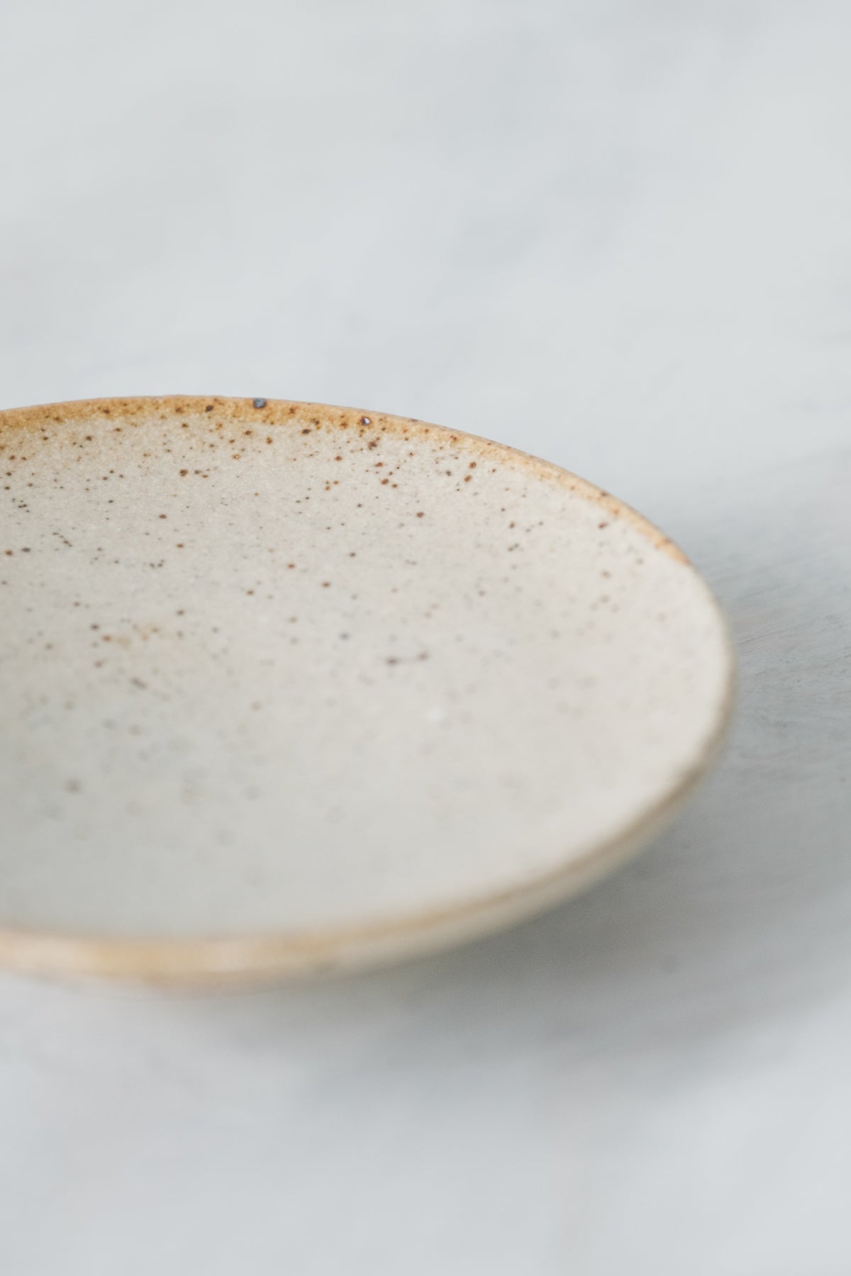 陶　小皿　(灰釉)