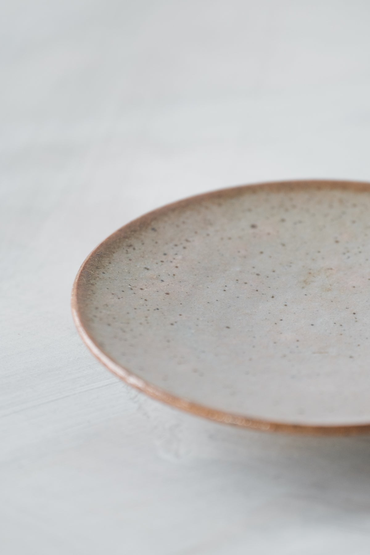 陶　小皿　(灰釉)