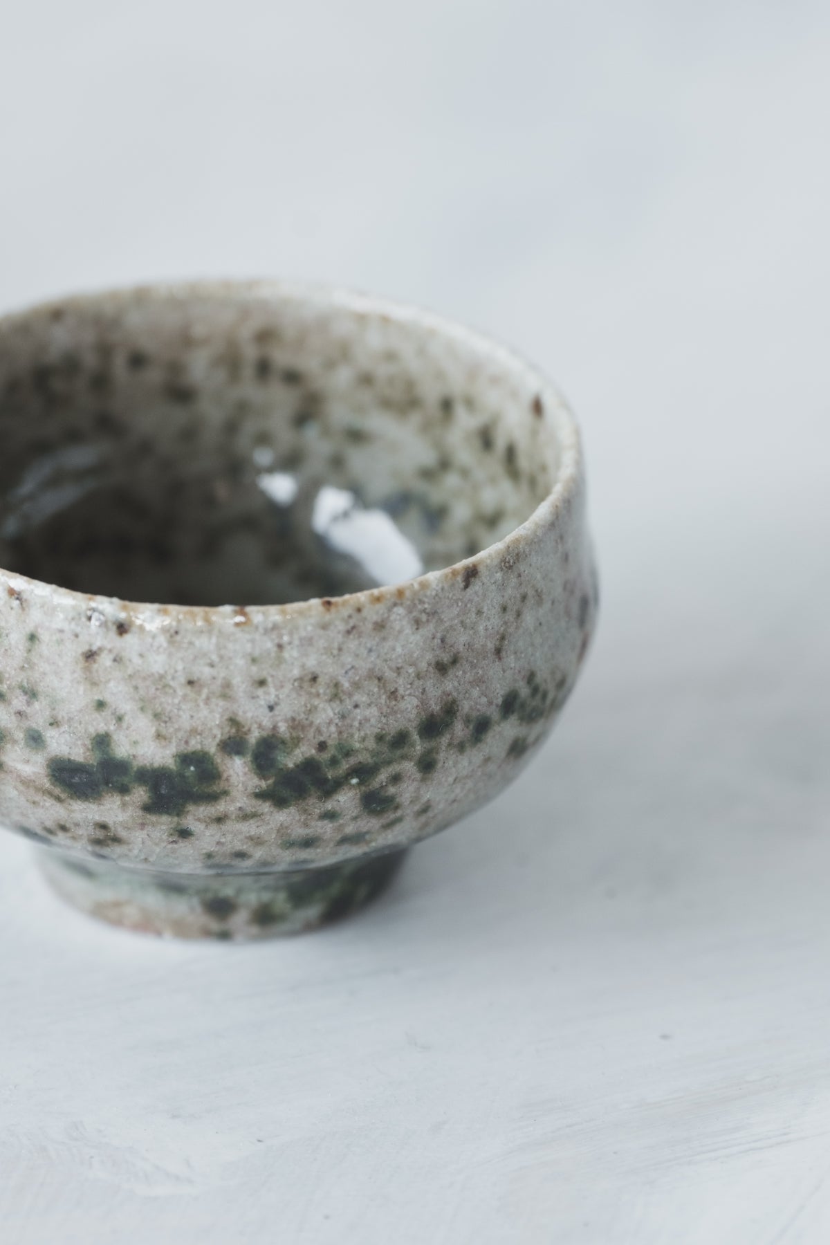 陶　猪口　(黒織部釉)
