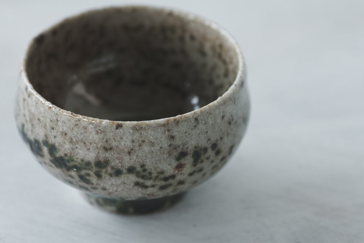 陶　猪口　(黒織部釉)