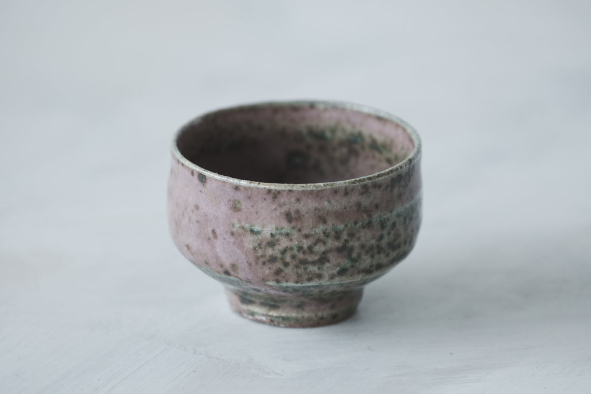 陶　猪口　(黒織部釉)