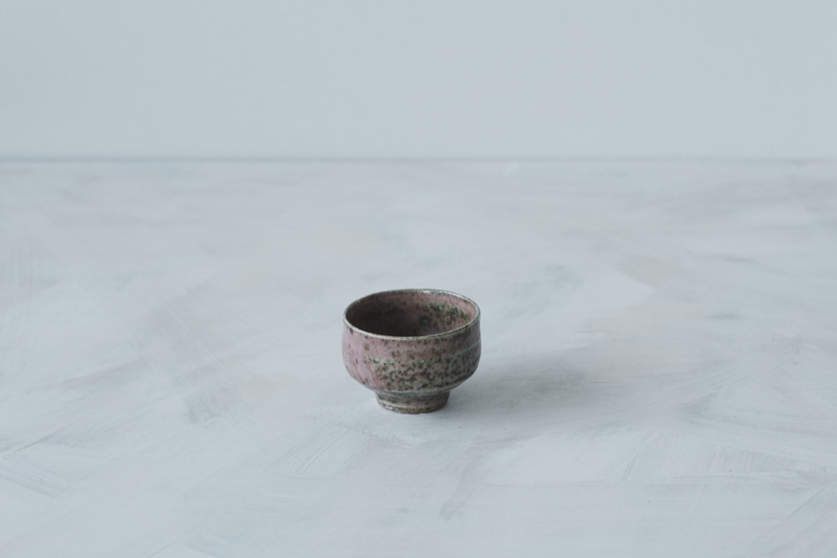 陶　猪口　(黒織部釉)
