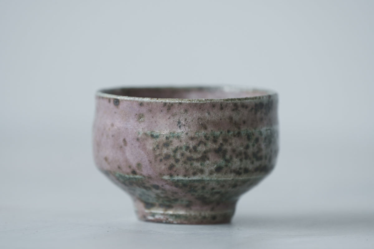 陶　猪口　(黒織部釉)