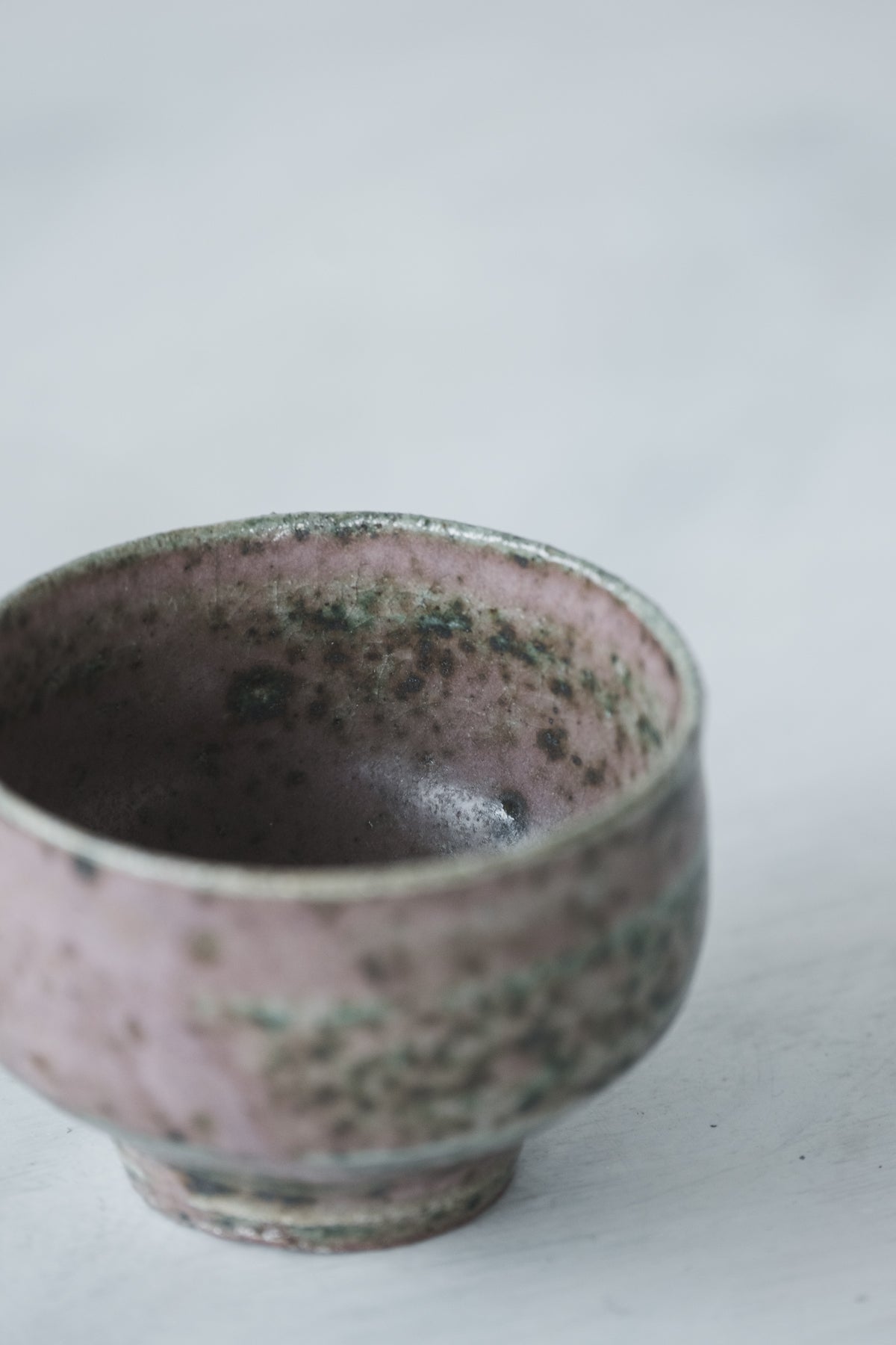 陶　猪口　(黒織部釉)