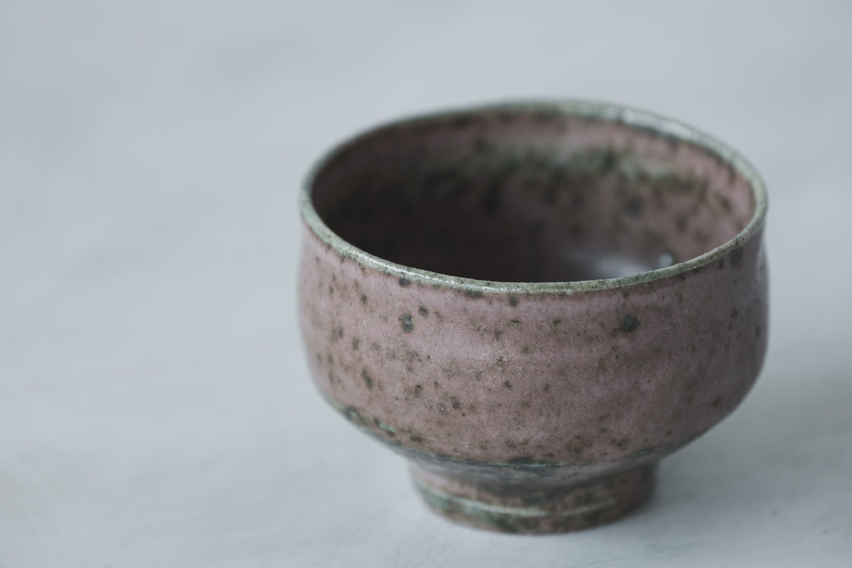 陶　猪口　(黒織部釉)