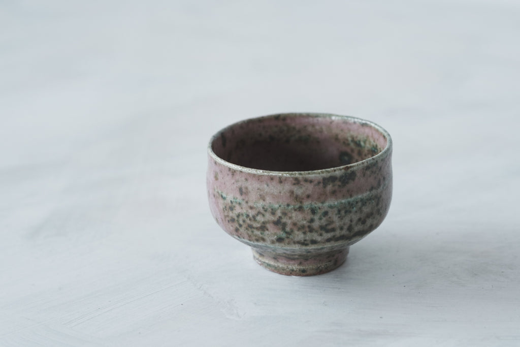 陶　猪口　(黒織部釉)