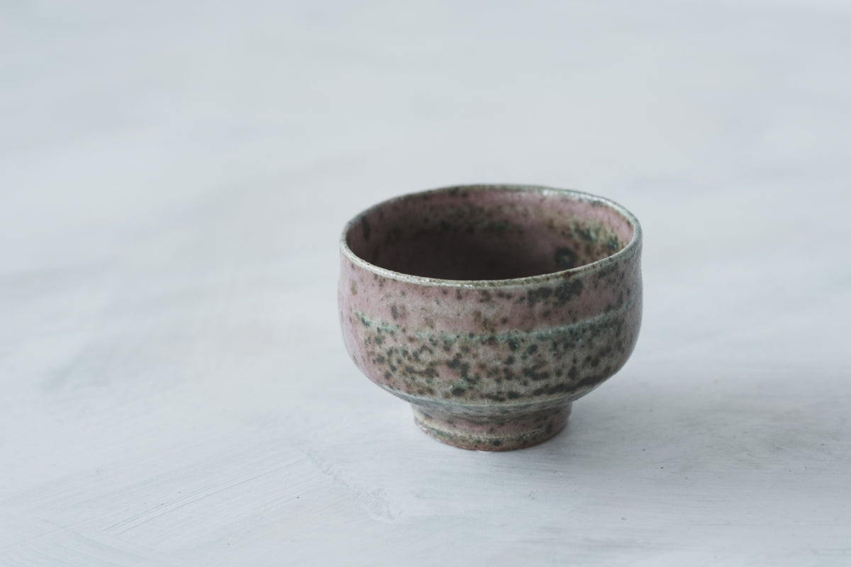 陶　猪口　(黒織部釉)