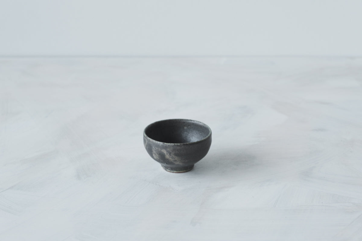 陶　猪口　(黒織部釉)