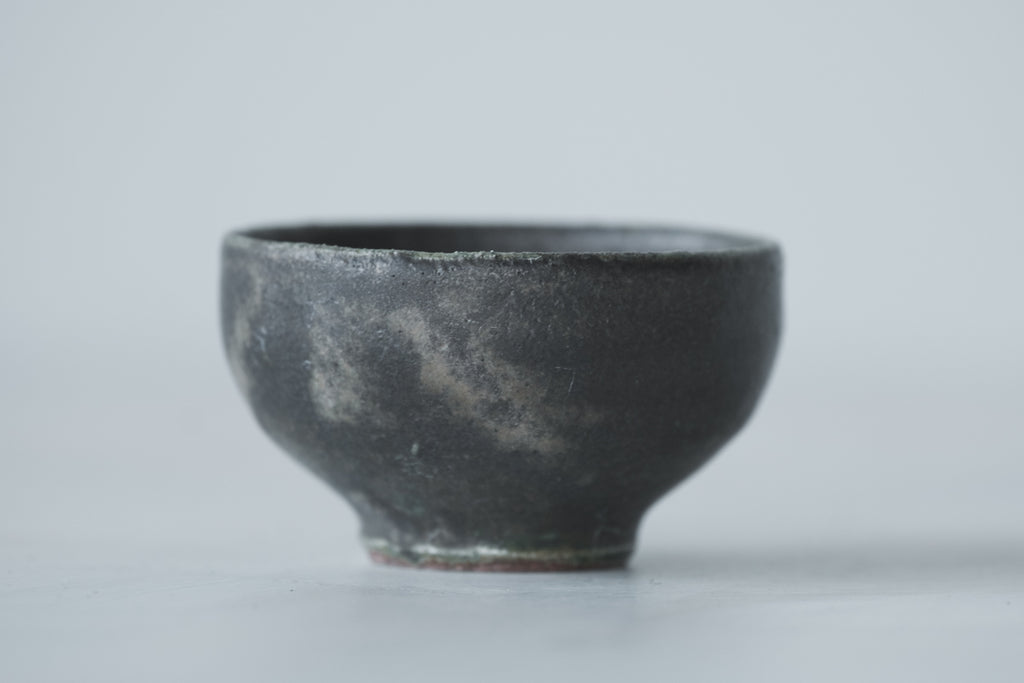 陶　猪口　(黒織部釉)