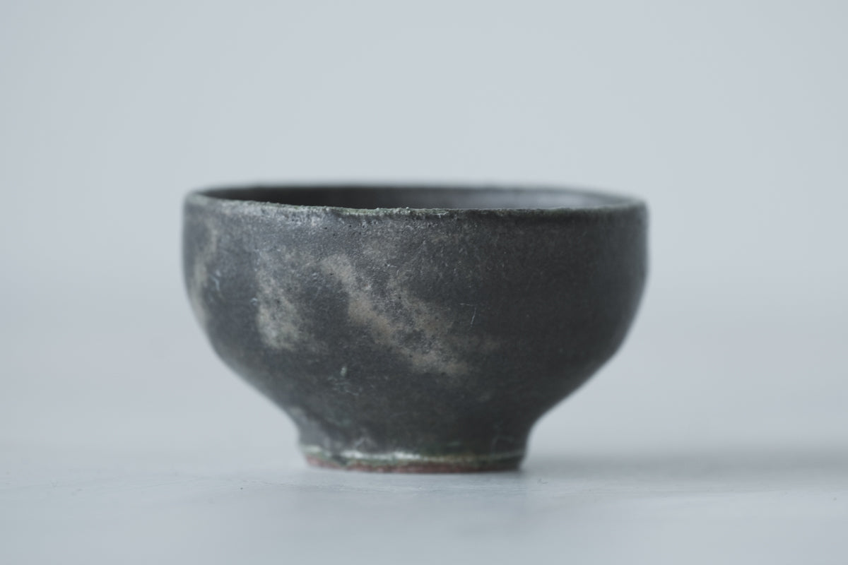 陶　猪口　(黒織部釉)