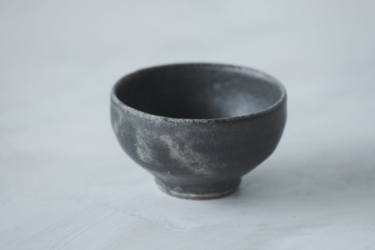 陶　猪口　(黒織部釉)