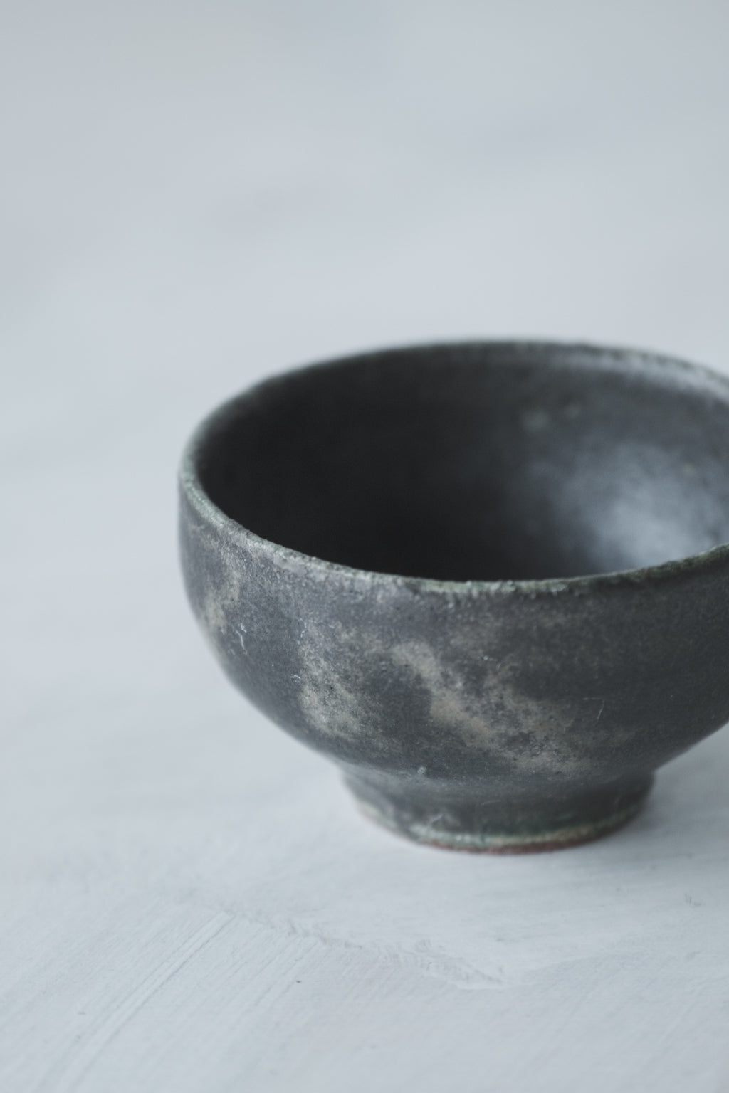 陶　猪口　(黒織部釉)