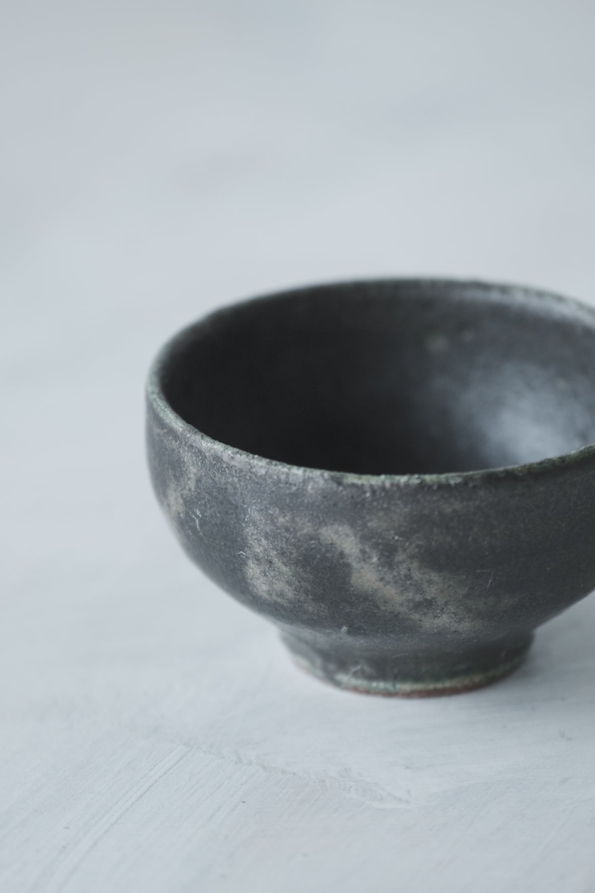 陶　猪口　(黒織部釉)