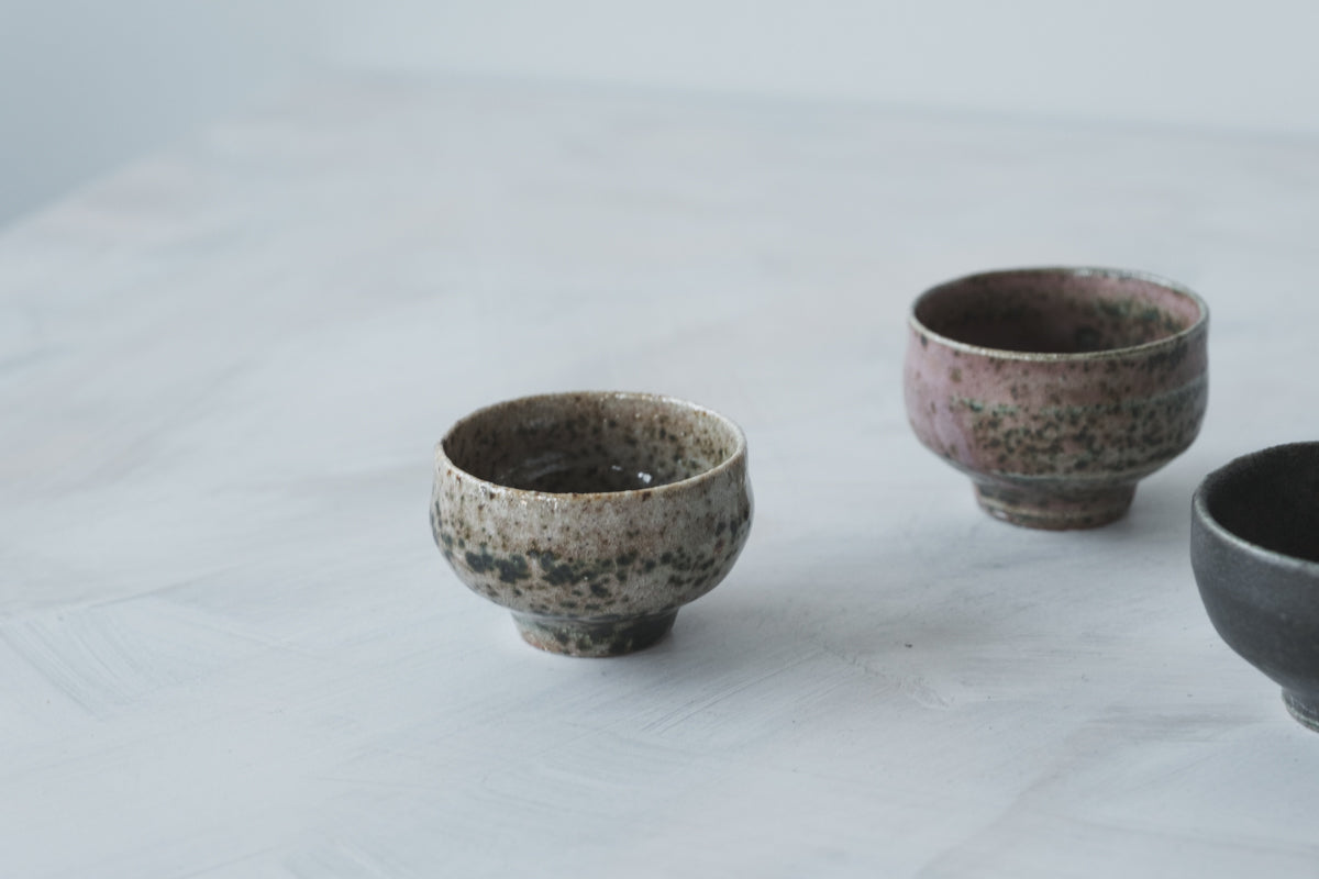 陶　猪口　(黒織部釉)
