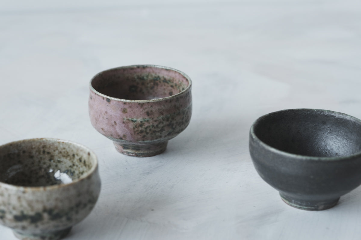 陶　猪口　(黒織部釉)