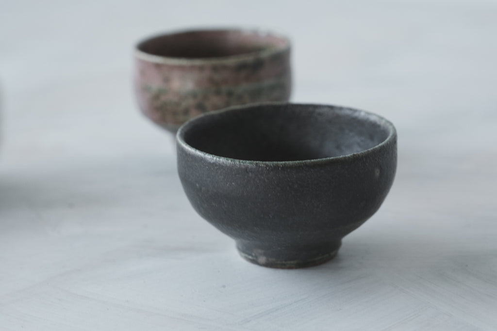 陶　猪口　(黒織部釉)