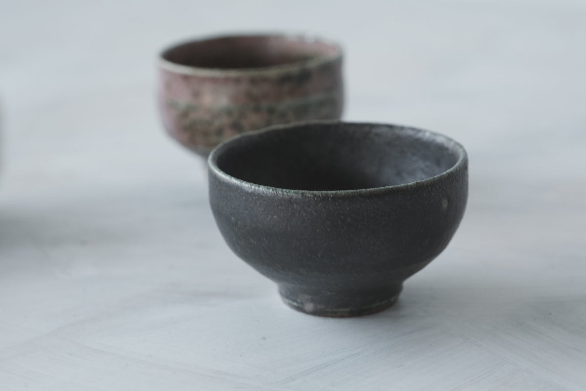 陶　猪口　(黒織部釉)